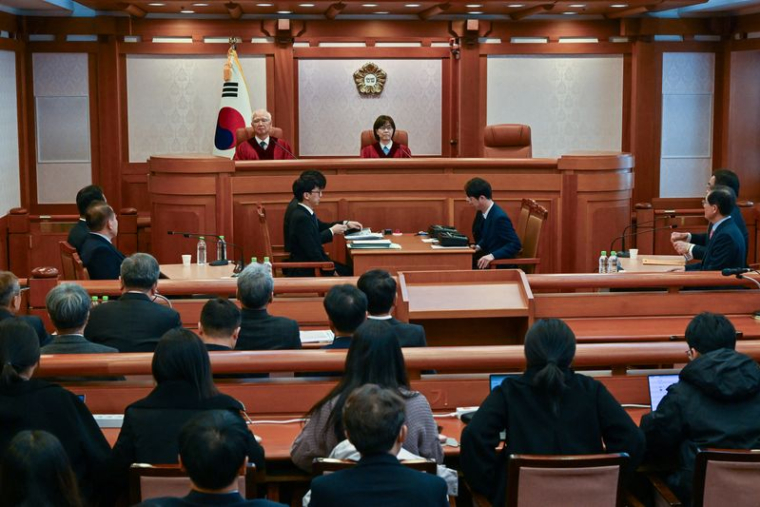 Les juges Lee Mi-son et Cheong Hyung-sik de la Cour constitutionnelle sud-coréenne assistent à la première audience préparatoire du procès sur la validité de la destitution du président Yoon Suk-yeol