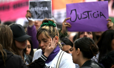 Des proches des trois jeunes femmes assassinées participent à une marche pour la justice à Buenos Aires, le 27 septembre 2025 ( AFP / Luis ROBAYO )