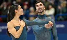 Les Français Laurence Fournier Beaudry et Guillaume Cizeron champions olympiques de danse sur glace, le 11 février 2026 à Milan ( AFP / Gabriel BOUYS )