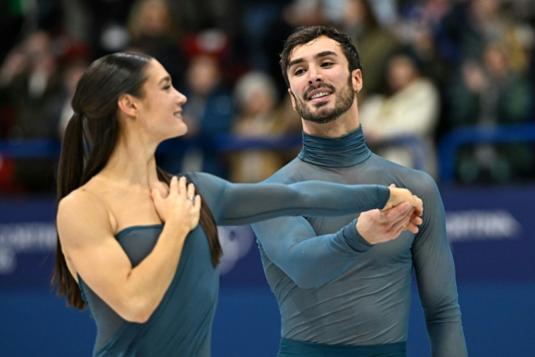 Les Français Laurence Fournier Beaudry et Guillaume Cizeron champions olympiques de danse sur glace, le 11 février 2026 à Milan ( AFP / Gabriel BOUYS )