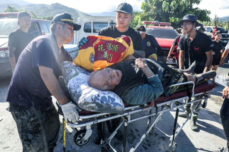 Les sauveteurs à Hualien, à Taïwan, mènent une course contre la montre le 25 septembre 2025  pour localiser des dizaines de personnes toujours portées disparues à la suite de la rupture d'un barrage provoqué par le super typhon Ragasa ( AFP / I-Hwa Cheng )
