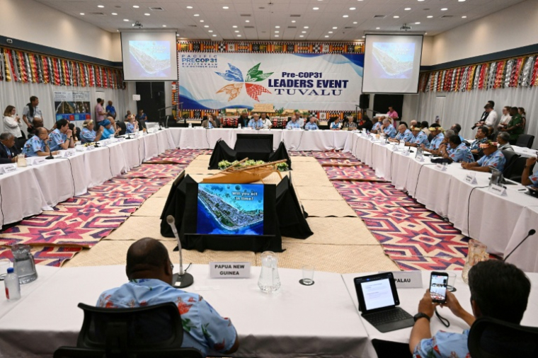Des dirigeants du Pacifique participent à une réunion préparatoire à la COP31 pour la région du Pacifique à Funafuti, le 6 octobre 2026 aux Tuvalu ( POOL / Saeed KHAN )