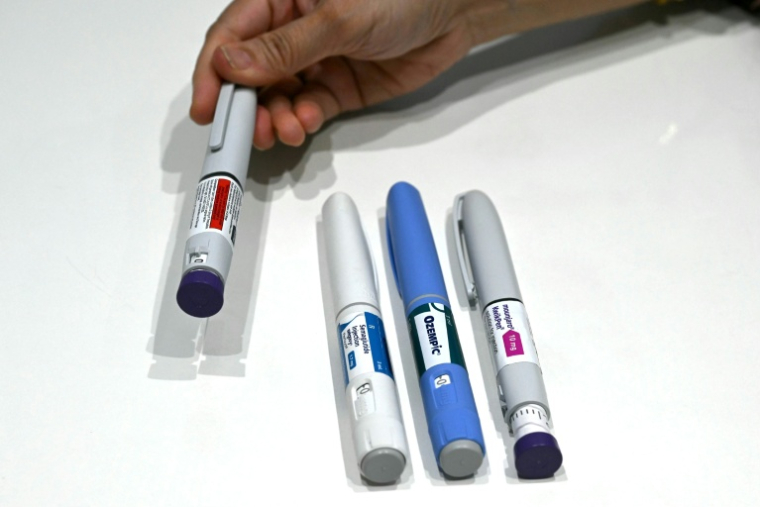 Différentes seringues de médicaments anti-obésité à base  de GLP-1 présentées dans une clinique de Mumbai, le 17 mars 2026 ( AFP / Indranil MUKHERJEE )