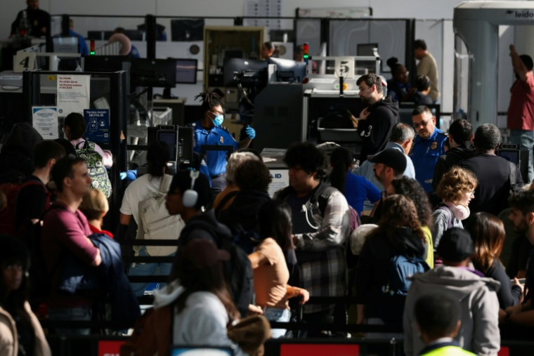 Des passagers attendent de passer le contôle de sécurité à l'aérport international de Los Angeles, le 26 novembre 2025 ( AFP / Patrick T. Fallon )