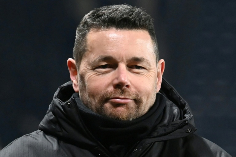 Pierre Sage, l'entraîneur de Lens, à lissue du match de Ligue 1 remporté à Angers le 30 novembre 2025 au stade Raymond-Kopa ( AFP / JEAN-FRANCOIS MONIER )