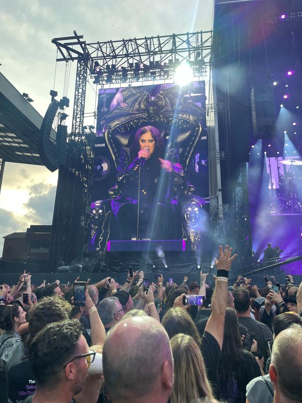 Décès d'Ozzy Osbourne, chanteur du groupe Black Sabbath, à l'âge de 76 ans