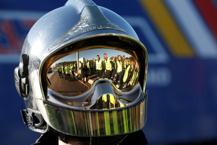 FRANCE: LES SYNDICATS DE POMPIERS DÉNONCENT LA VACCINATION OBLIGATOIRE