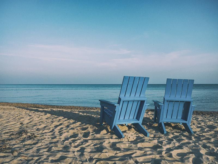 Une belle vie sociale quand on a le temps d’en profiter en tant que retraité c’est important. (Crédits photo : Unsplash - Aaron Burden )