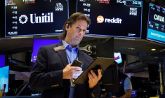 Un trader travaille sur le parquet de la Bourse de New York