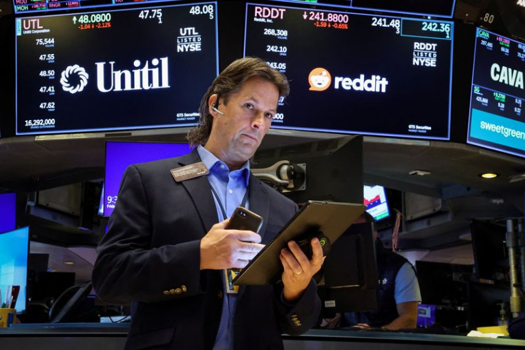 Un trader travaille sur le parquet de la Bourse de New York