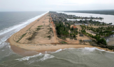 Vue aérienne montrant l'érosion au village de Lahou-Kpanda, situé à 140 km d'Abidjan (Côte d'Ivoire), entre la mer et la lagune, le 3 août 2025   ( AFP / Issouf SANOGO )