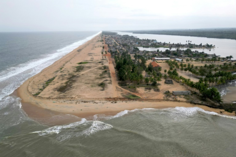Vue aérienne montrant l'érosion au village de Lahou-Kpanda, situé à 140 km d'Abidjan (Côte d'Ivoire), entre la mer et la lagune, le 3 août 2025   ( AFP / Issouf SANOGO )