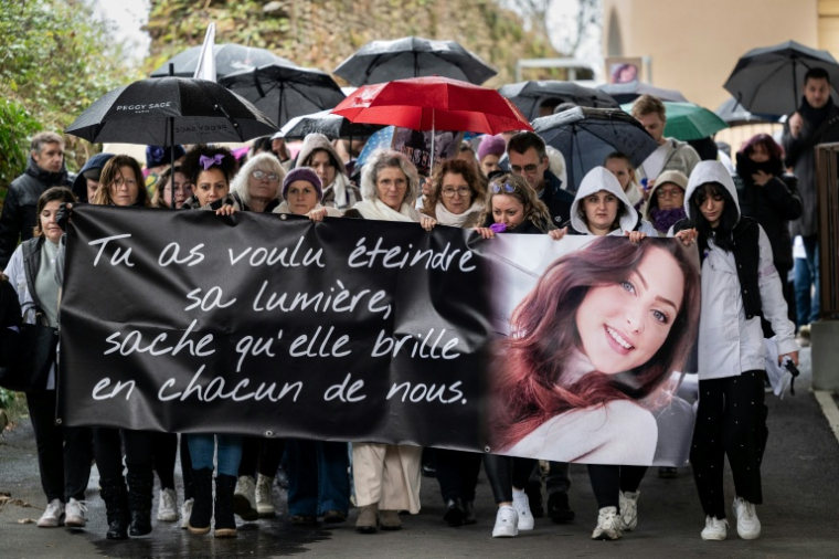 Marche blanche en hommage à Zaia Binet, retrouvée morte le 19 novembre dans sa voiture calcinée, le 30 novembre 2025 à Crémieu, en Isère ( AFP / ARNAUD FINISTRE )