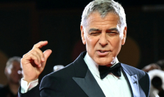 L'acteur américano-français George Clooney sur le tapis rouge de la Mostra de Venise, en Italie, le 28 août 2025 ( AFP / Stefano RELLANDINI )