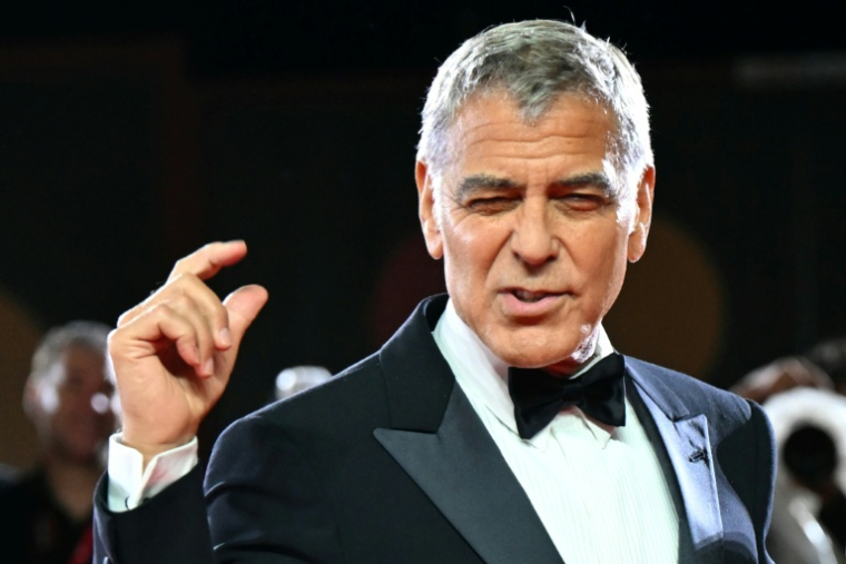 L'acteur américano-français George Clooney sur le tapis rouge de la Mostra de Venise, en Italie, le 28 août 2025 ( AFP / Stefano RELLANDINI )