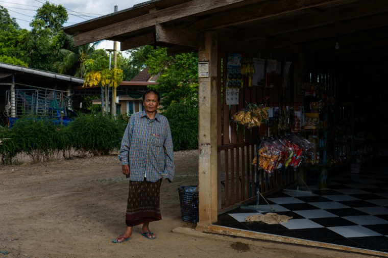 Suwin Muangmeung, qui tient une épicerie dans un village proche du mur frontalier érigé par l'armée thaïlandaise entre la Thaïlande et le Cambodge, lors d'un entretien avec l'AFP dans le district de Pong Nam Ron, dans la province de Chanthaburi, le 9 septembre 2026 en Thaïlande ( AFP / ANTHONY WALLACE )