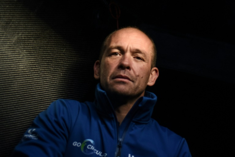 Le skipper Kevin Escoffier à bord du monocoque Imoca Holcim-PRB à Saint-Malo, le 3 novembre 2022 ( AFP / Sebastien SALOM-GOMIS )