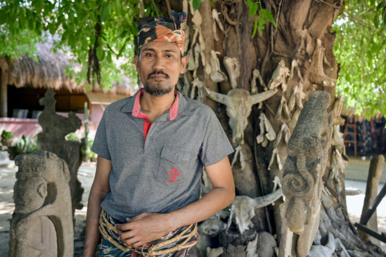 Le prêtre marapu Umbu Remi Deta, dans le village de Prailiu à Waingapu, sur l'île de Sumba, le 24 juin 2026 en Indonésie ( AFP / BAY ISMOYO )