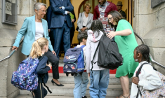 La ministre française de l'Éducation Elisabeth Borne (à gauche) accueille les élèves arrivant à l'école élémentaire publique Vigée-Lebrun le premier jour de classe après les vacances d'été, à Paris, le 1er septembre 2025 ( AFP / Bertrand GUAY )