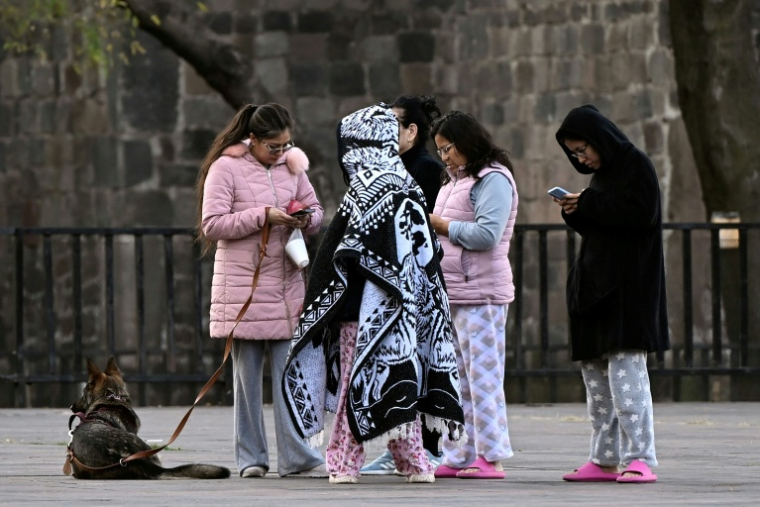 Des femmes en pyjama attendent dehors après avoir évacué leur domicile en raison d'un séisme, à Mexico, au Mexique, le 2 janvier 2026 ( AFP / Alfredo ESTRELLA )