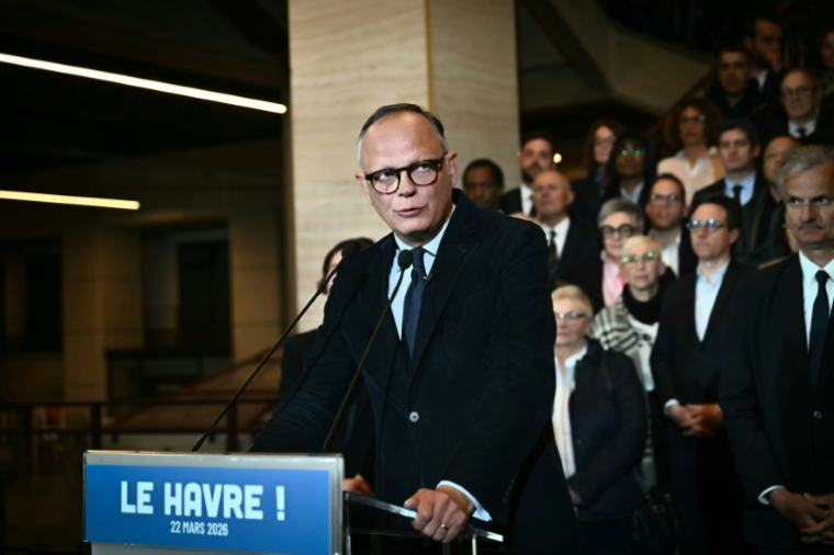 Le maire sortant du Havre et candidat du parti Horizons à sa réélection, Édouard Philippe (c), fait une déclaration après sa victoire à l'issue du 2e tour des municipales, à l'hôtel de ville du Havre, le 22 mars 2026 en Seine-Maritime ( AFP / Lou BENOIST )