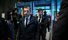 Le maire de Saint-Etienne, Gaël Perdriau (au centre), arrive au palais de justice de Lyon pour assister à son procès pour une affaire de chantage à la sextape, le 22 septembre 2025 ( AFP / OLIVIER CHASSIGNOLE )