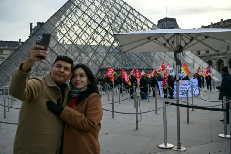 Le musée du Louvre à Paris en grève le 15 décembre 2025 ( AFP / Blanca CRUZ )