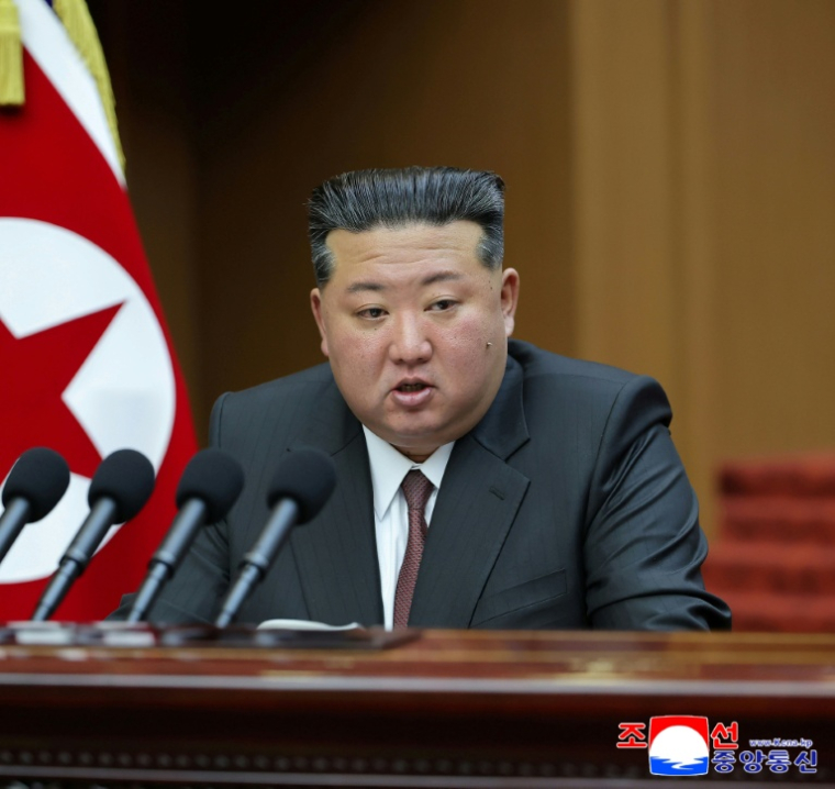 Photo diffusée par l'agence de presse officielle nord-coréenne KCNA, montrant le dirigeant Kim Jong Un le 23 mars 2026 à l'Assemblée de Pyongyang ( KCNA VIA KNS / STR )
