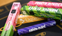 Des cigarettes électroniques jetables "puffs" à Béthune, dans le nord de la France, le 25 mai 2022 ( AFP / DENIS CHARLET )