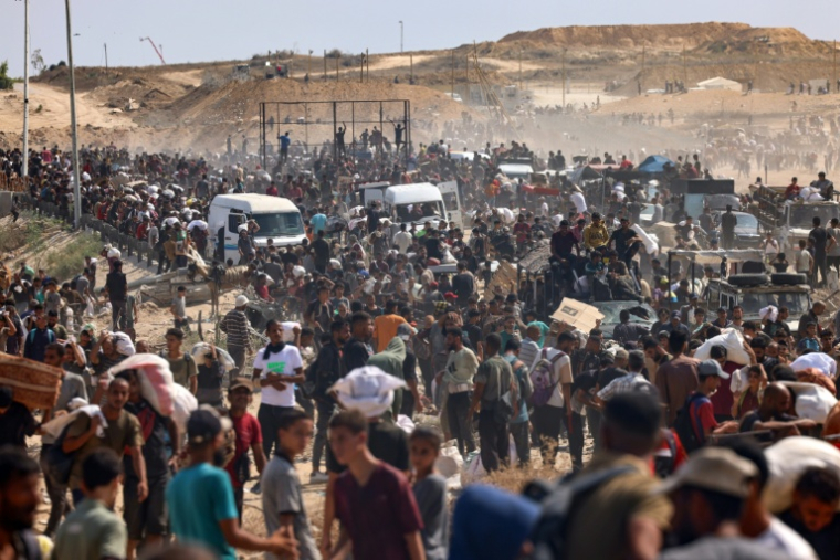 Des Palestiniens rassemblés près d'un point de distribution d'aide de la GHF, le 4 août 2025 dans le centre de la bande de Gaza ( AFP / - )
