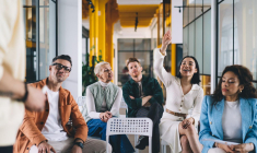 Dans une SCI, un gérant doit être nommé. Il engage sa responsabilité civile et pénale. Les décisions de gestion du patrimoine sont prises par vote des associés. Ils peuvent fixer des modalités spécifiques.
