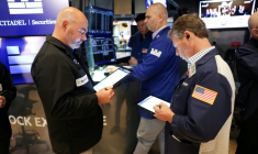 Des opérateurs à la Bourse de New York le 15 août 2025 ( AFP / TIMOTHY A.CLARY )