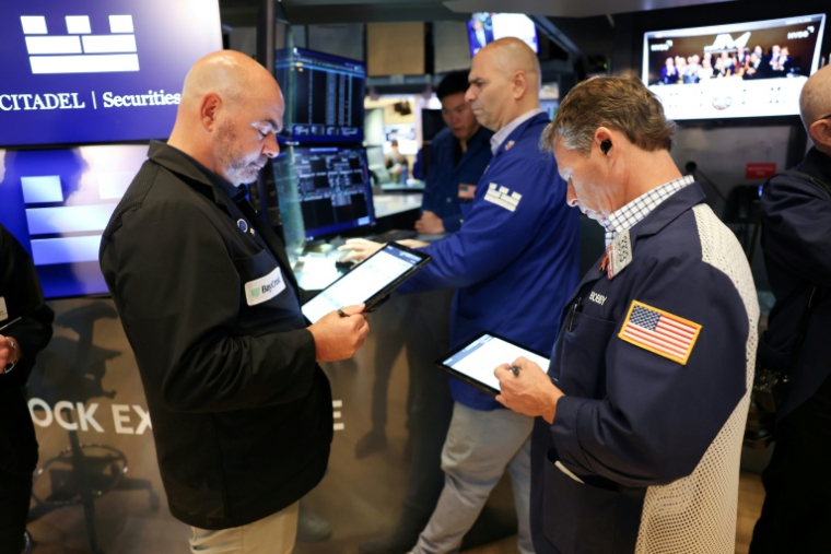 Des opérateurs à la Bourse de New York le 15 août 2025 ( AFP / TIMOTHY A.CLARY )