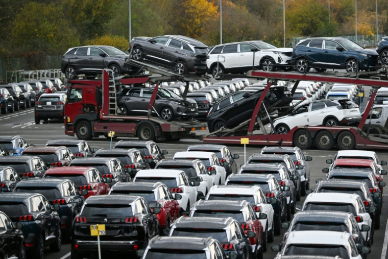 Des voitures garées sur un parking de l'usine Stellantis de Sochaux, dans le Doubs, le 25 novembre 2022 ( AFP / SEBASTIEN BOZON )