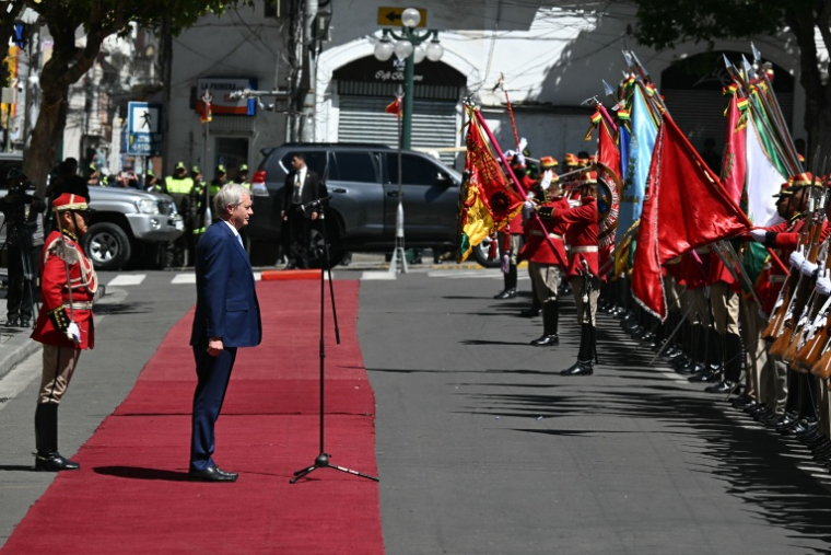 Le président chilien José Antonio Kast reçoit les honneurs militaires sur la place Murillo de La Paz, le 16 octobre 2026 ( AFP / AIZAR RALDES )