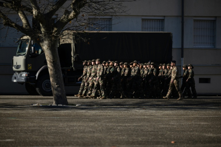 Des militaires marchent en formation sur la base aérienne 115 à Orange (Vaucluse), le 5 décembre 2025 ( AFP / CLEMENT MAHOUDEAU )