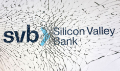 Photo d'illustration du logo de la SVB (Silicon Valley Bank) derrière une vitre brisée