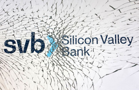Photo d'illustration du logo de la SVB (Silicon Valley Bank) derrière une vitre brisée