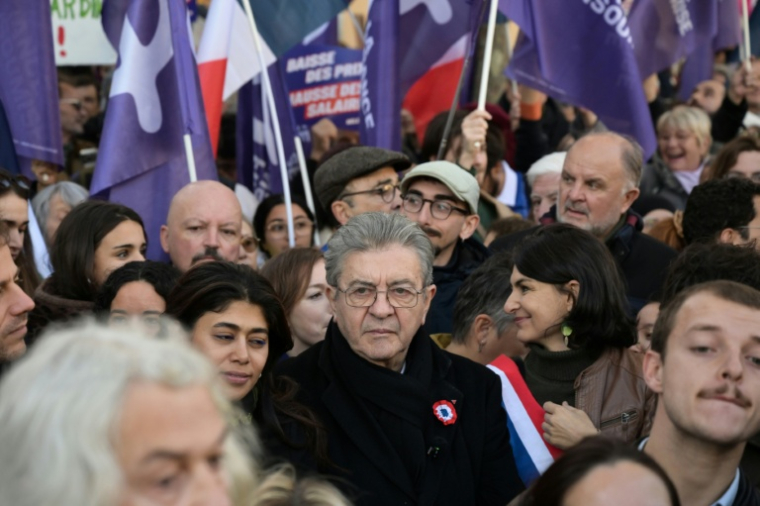 Le leader Insoumis Jean-Luc Mélenchon (C) et l'eurodéputée LFI Rima Hassan (G) dans le cortège de la nouvelle manifestation contre la vie chère, le 31 octobre 2026 à Paris  ( AFP / Ed JONES )