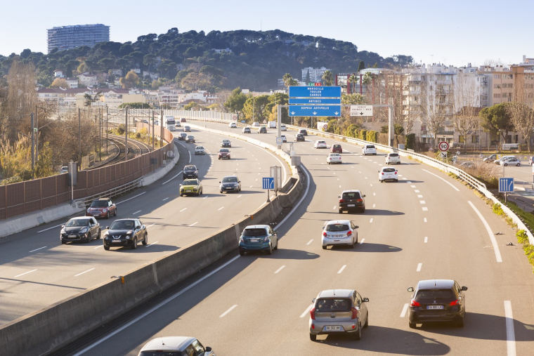 Grâce à son appli dédiée aux clients, Ulys vous permet de préparer votre itinéraire en vous donnant accès à un tas d'infos utiles le prix des péages, l'information des travaux sur la route, vos consommations au péage puis la présence des aires d'autoroute et de bornes de recharge. (crédit photo : DR)