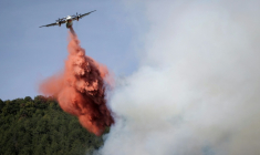 Un avion Bombardier Dash 8 Q400 MR largue du produit retardant sur un feu de forêt près de Puilaurens, le 5 septembre 2026 dans l'Aude ( AFP / Valentine CHAPUIS )