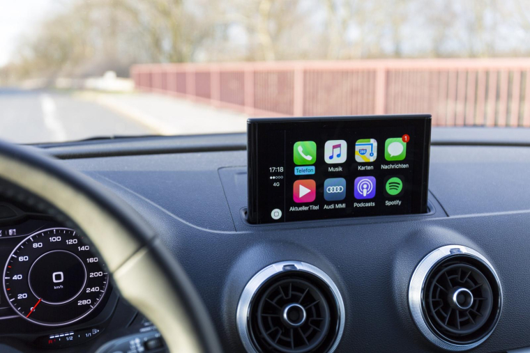 Citée par 73 % des sondés, l'option la plus appréciée est la connexion du téléphone au tableau de bord grâce à Android Auto ou Apple CarPlay. Illustration. (Noelsch / Pixabay)
