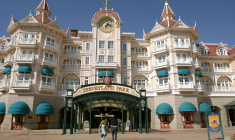 Bridés pendant de longs mois, les consommateurs européens dépensent une partie de leur surplus d'épargne dans les restaurants et les loisirs. (© J-P MULLER / AFP)