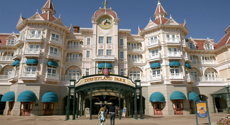 Bridés pendant de longs mois, les consommateurs européens dépensent une partie de leur surplus d'épargne dans les restaurants et les loisirs. (© J-P MULLER / AFP)