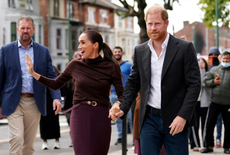 Le prince Harry et son épouse Meghan, duc et duchesse de Sussex, lors d’une visite au 'Himmah Hub", un groupe d’action communautaire luttant contre la précarité alimentaire, le 15 octobre 2026 à Nottingham, dans le centre de l’Angleterre ( POOL / Annabel Lee-Ellis )