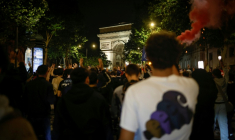 Des supporteurs du Paris Saint-Germain célèbrent la victoire après la qualification de leur équipe en finale de la Ligue des champions face au Bayern Munich, près de l'arc de Triomphe, le 6 mai 2026, à Paris ( AFP / SIMON WOHLFAHRT )