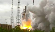 Photo d'archives: La fusée Ariane 5 d'Arianespace, avec le télescope spatial James Webb de la NASA à bord, est lancée depuis la Guyane française en 2021