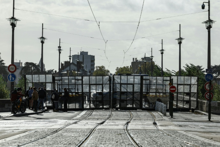 Un barrage dressé par des gendarmes sur un pont à Orléans, où se tient le congrès du Rassemblement national, le 25 octobre 2026  ( AFP / SIMON WOHLFAHRT )