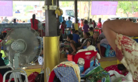 Des civils thaïlandais s'abritent dans un temple alors que les affrontements continuent