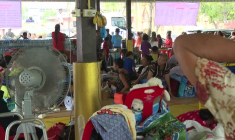 Des civils thaïlandais s'abritent dans un temple alors que les affrontements continuent